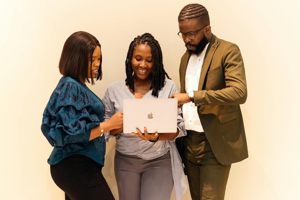 Welche rechtlichen Punkte sind bei der Erstellung von Partnerschaftsverträgen wichtig?